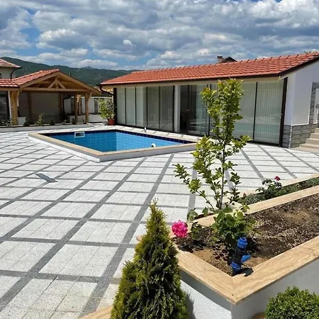 Sleeps13-privatepool-aircon-familyfriendly فيلة