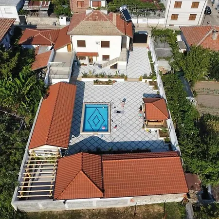 Sleeps13-privatepool-aircon-familyfriendly * Strumyani