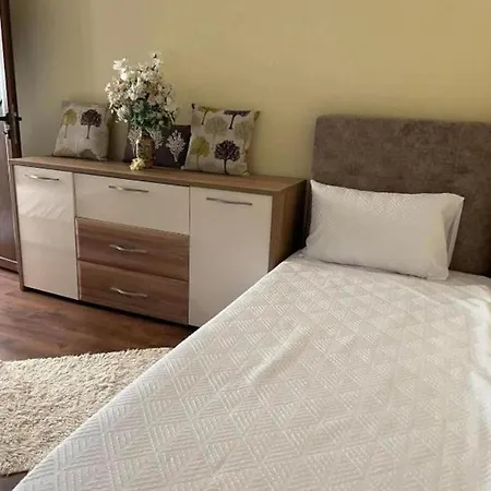 Sleeps13-privatepool-aircon-familyfriendly Strumyani
