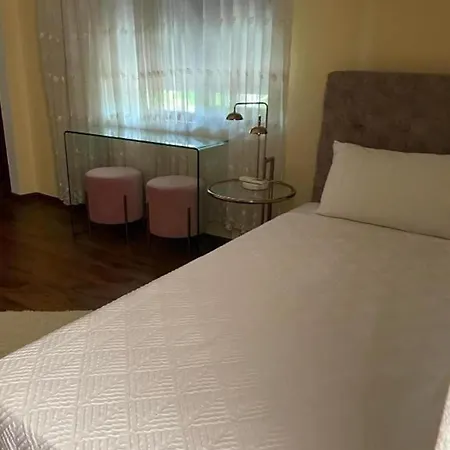 Sleeps13-privatepool-aircon-familyfriendly Strumyani