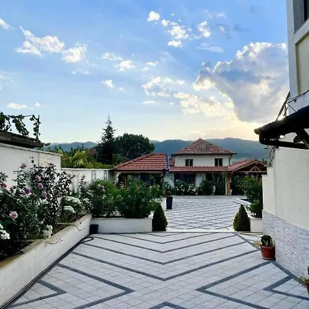 Sleeps13-privatepool-aircon-familyfriendly *