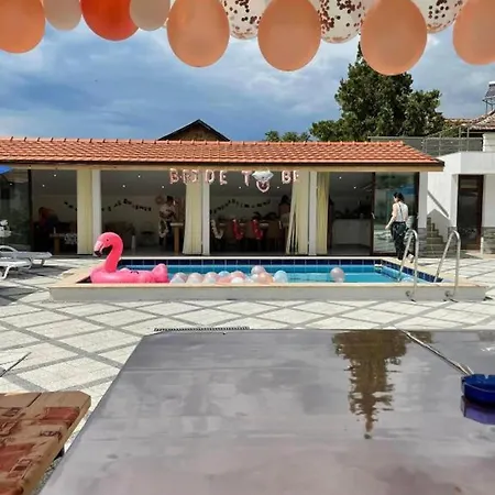 Sleeps13-privatepool-aircon-familyfriendly Strumyani