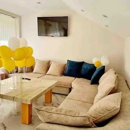 Sleeps13-privatepool-aircon-familyfriendly