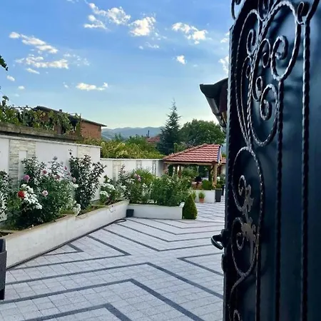 Sleeps13-privatepool-aircon-familyfriendly * Strumyani