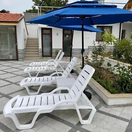 Sleeps13-privatepool-aircon-familyfriendly * Strumyani