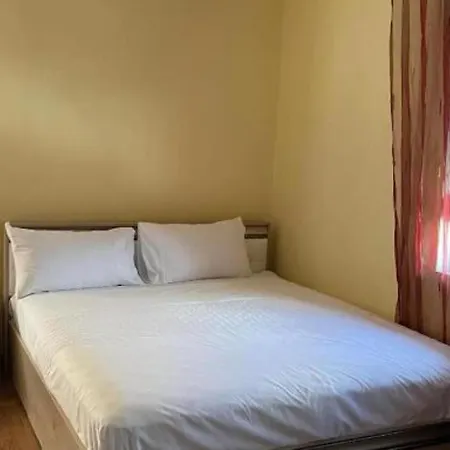 Sleeps13-privatepool-aircon-familyfriendly Strumyani