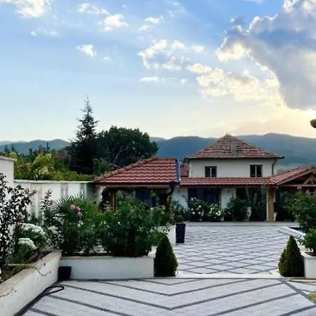 Sleeps13-privatepool-aircon-familyfriendly فيلة