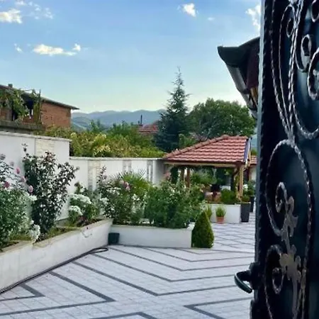 Sleeps13-privatepool-aircon-familyfriendly *