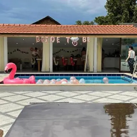 Sleeps13-privatepool-aircon-familyfriendly 别墅