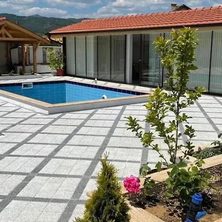 Sleeps13-privatepool-aircon-familyfriendly فيلة Strumyani