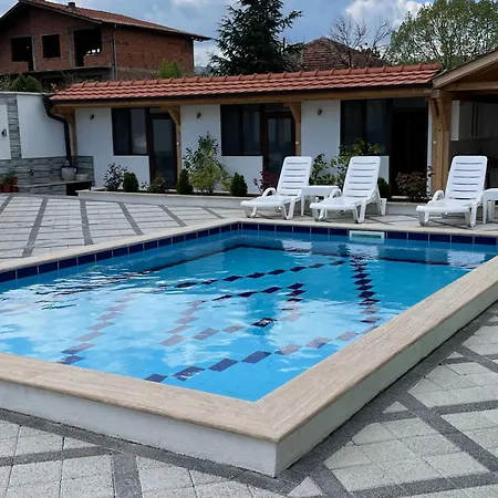 Sleeps13-privatepool-aircon-familyfriendly فيلة Strumyani