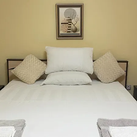 Sleeps13-privatepool-aircon-familyfriendly فيلة